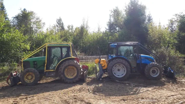 gozdarski traktor in strojna oprema